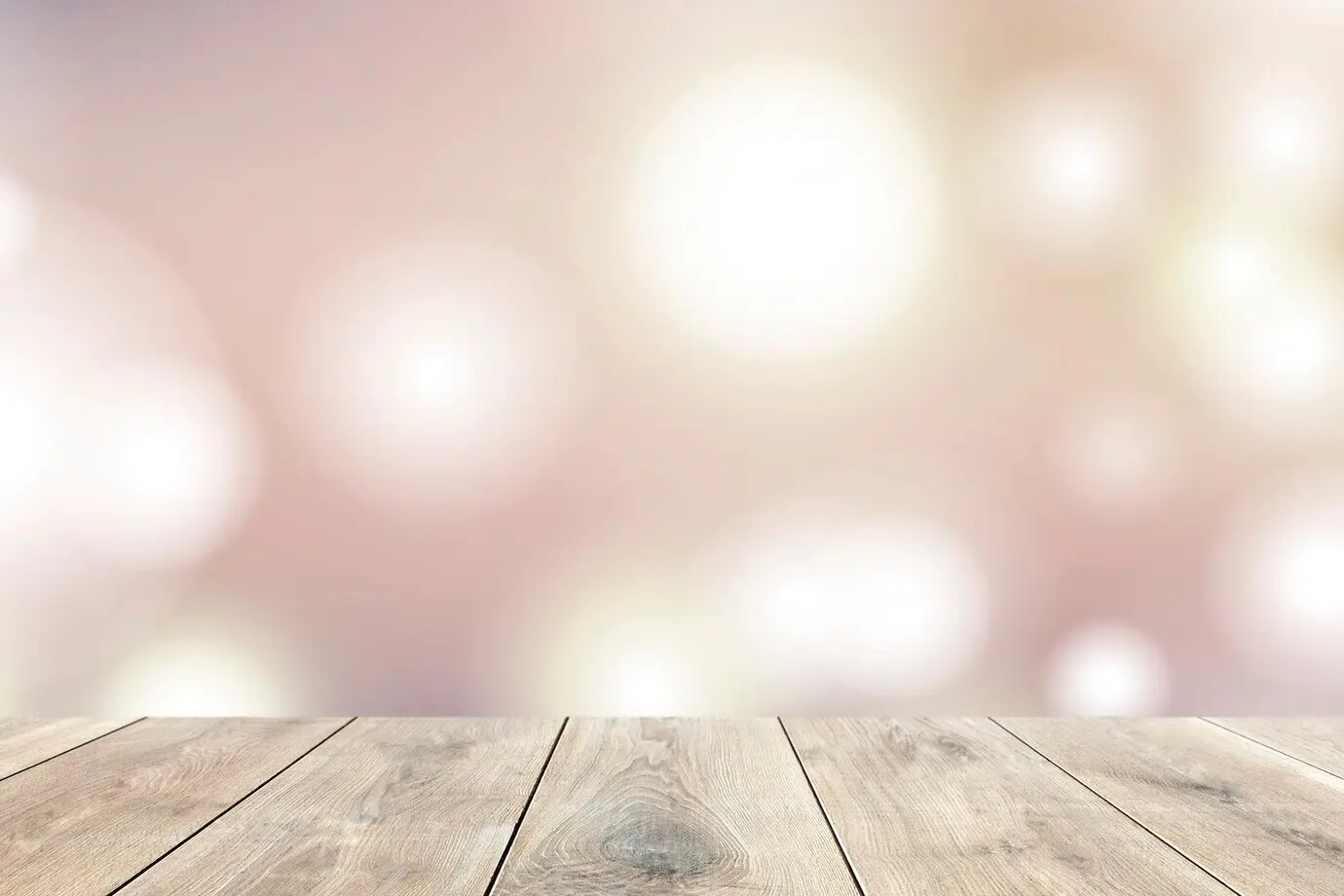Beigefarbene Holzplanken mit Bokeh-Lichtern