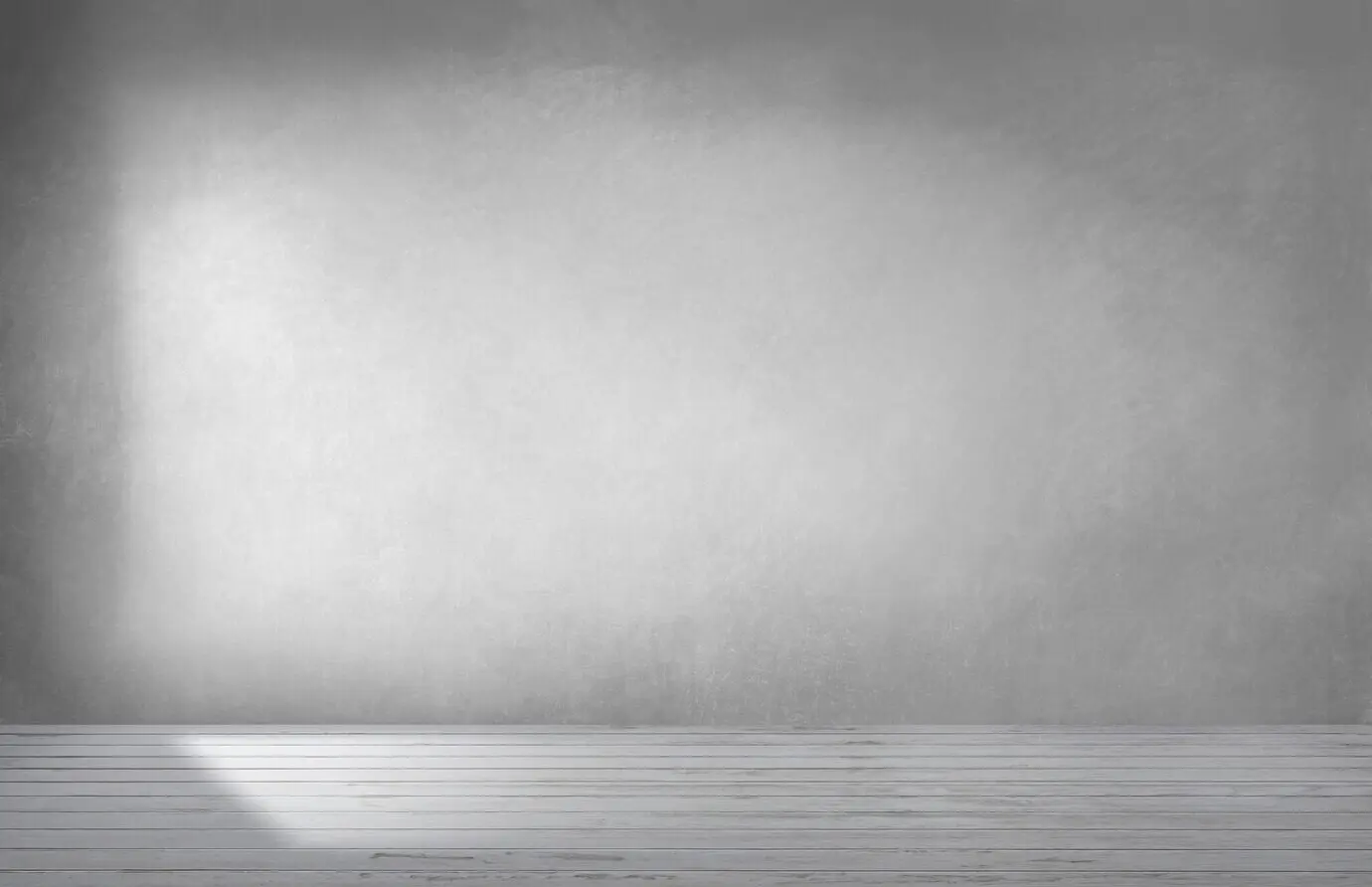 Graue Wand in einem leeren Raum mit Betonboden.